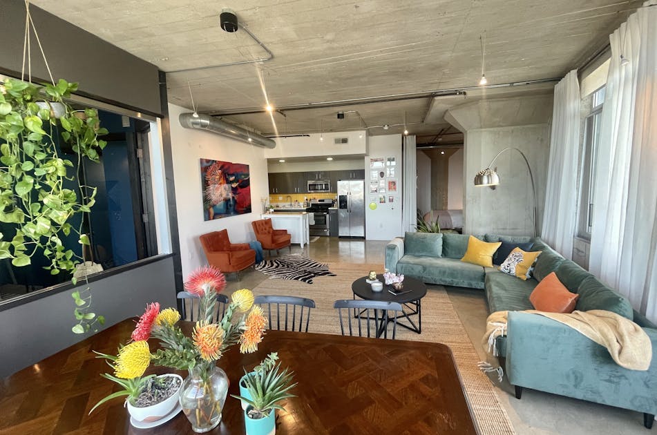 SPACIOUS WORK/LIVE LOFT WITH A SCREEN PROJECTOR (email for discount